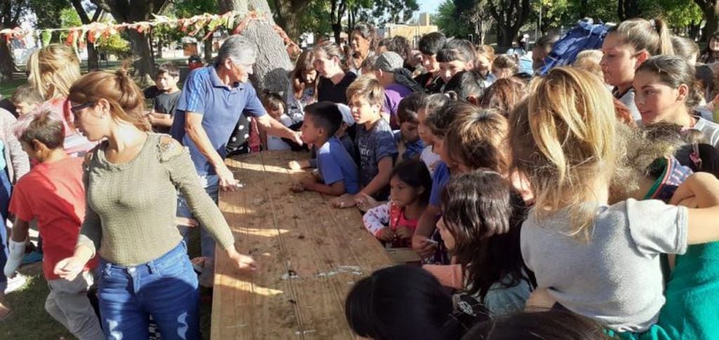 Mochilazo Solidario: gran convocatoria de chicos para retirar sus mochilas