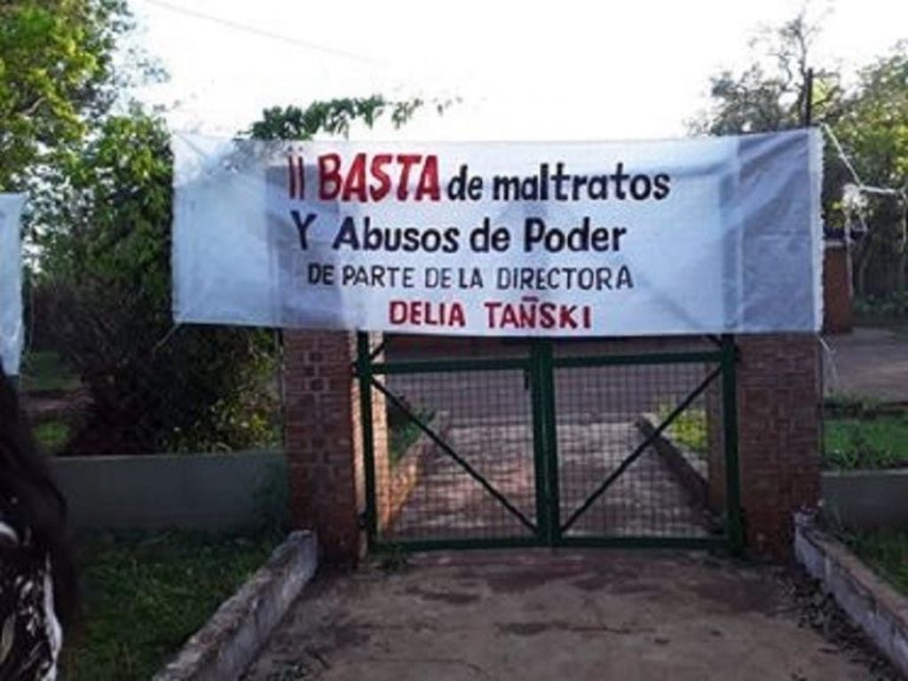Padres y docentes toman la Escuela n°50 de Corpus en reclamo por actitudes violentas de la directora, Delia Tañski.