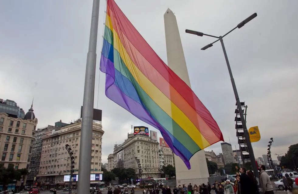 DYN35, BUENOS AIRES, 28/06/2017, LA BANDERA DEL ARCOÍRIS  IZADA EN EL OBELISCO PARA CONMEMORAR EL DÍA DE INTERNACIONAL DEL ORGULLO LGBTI. FOTO:DYN/ALBERTO RAGGIO. ciudad de buenos aires  celebracion dia internacional del orgullo gay bandera gay en el obelisco