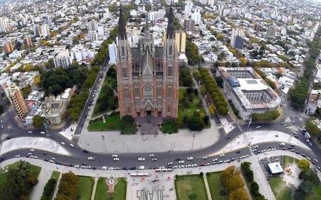 Así se ve la Catedral de la Plata desde el aire.