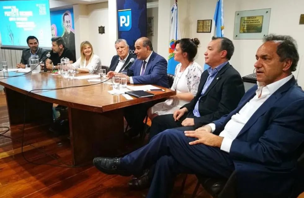 Manzur y Gioja volvieron a mostrarse juntos, esta vez en un ciclo debate junto a otros gobernadores. (@Sebastián Iñurrieta)