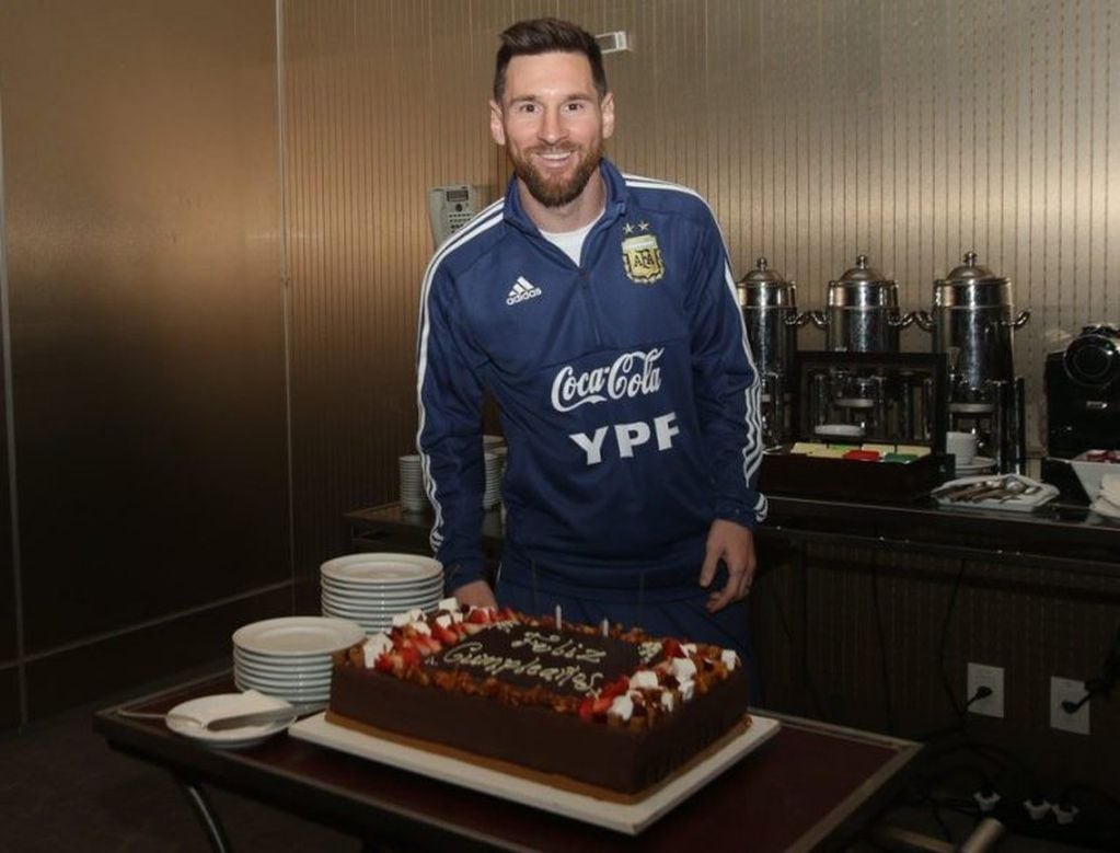 Lionel Messi posó con la torta que le prepararon para su cumpleaños 32 en Brasil. (@afa)