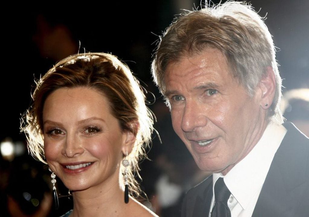 Los actores estadounidenses Harrison Ford (D) y su novia, Calista Flockhart.