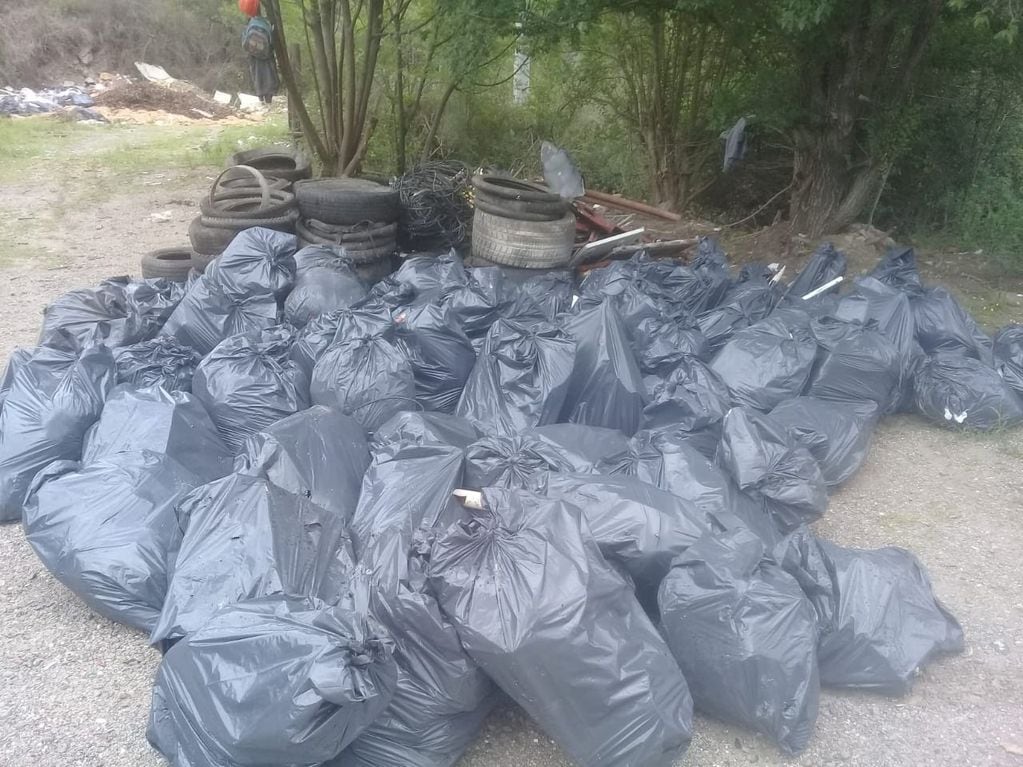 Las cuadrillas municipales de Carlos Paz continúan con la limpieza de basurales clandestinos en la colectora