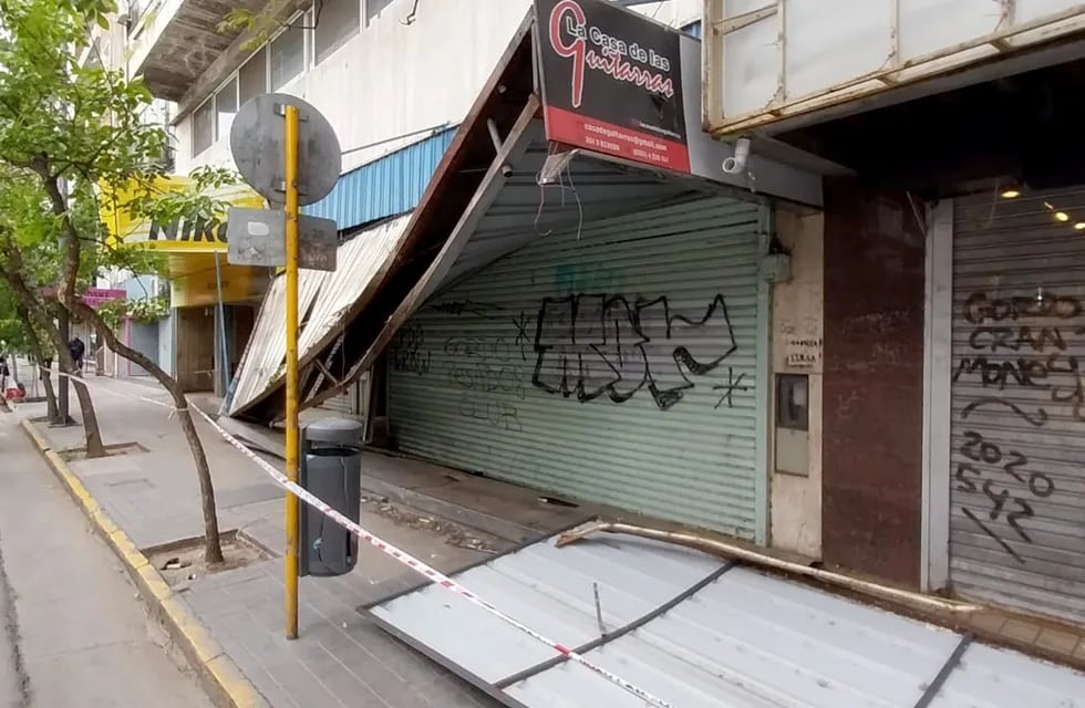 Fuertes vientos dejaron varias estructuras rotas en el centro de la ciudad de Córdoba. (Pedro Castillo / La Voz)