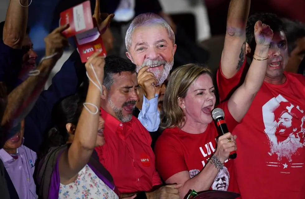Brazilian senator and president of the Workers' Party (PT), Gleisi Hoffmann (2-R), speaks during the national convention of the Workers Party (PT), in Sao Paulo, Brazil on August 04, 2018.\r\nEven though he's behind bars, Brazil's Luiz Inacio Lula da Silva was set to secure his leftist party's nomination Saturday, maintaining him as the most-watched candidate in the country's least predictable presidential election for decades. / AFP PHOTO / NELSON ALMEIDA san pablo brasil Gleisi Hoffmann postulacion del candidato del partido de los trabajadores expresidente detenido por corrupcion proclamado candidato proximas elecciones presidenciales
