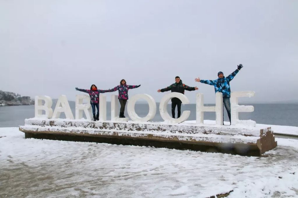 La gran cantidad de nieve no cesa y eso atrae más a los turistas en Bariloche.