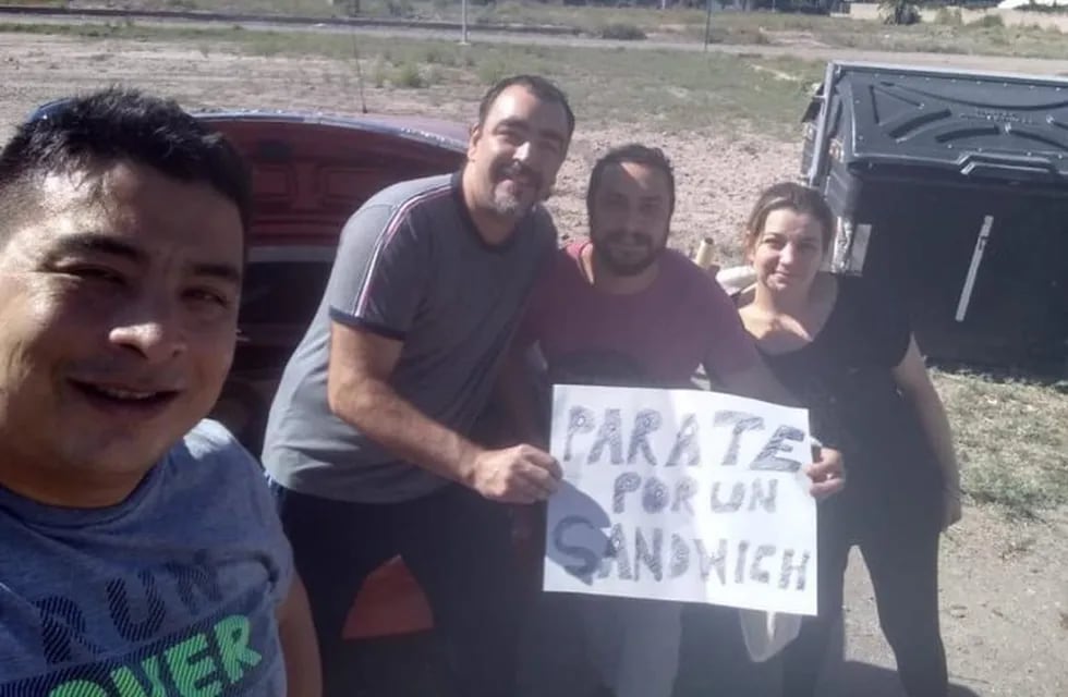 Noelia Villaclara, Rodrigo Gil, Diego Sebastián Toranzo y Walter Castill, alimentan a los camioneros que nadie quiere ayudar.