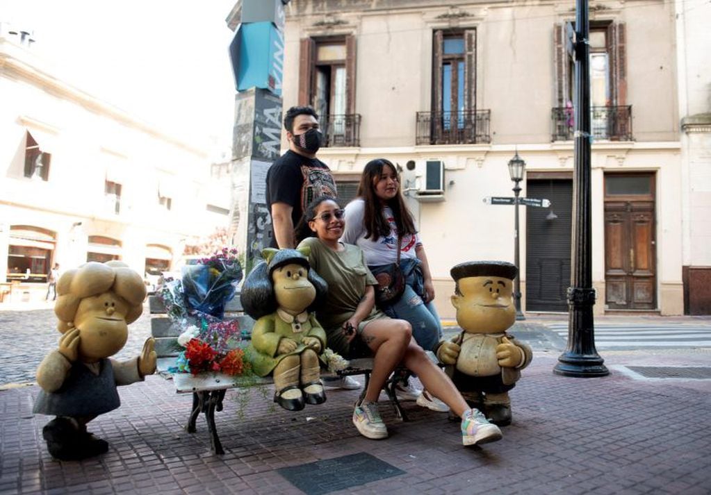 Flores a Mafalda en San telmo (REUTERS)