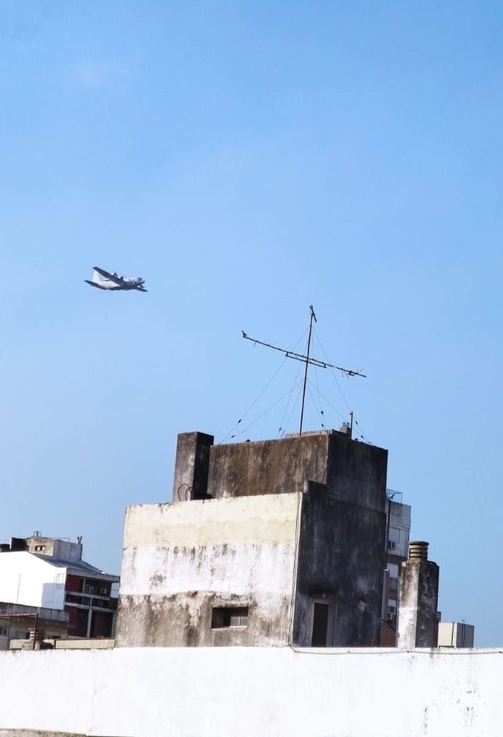 Ensordecedor ruido de aviones que sobrevolaron Rosario a muy baja altura