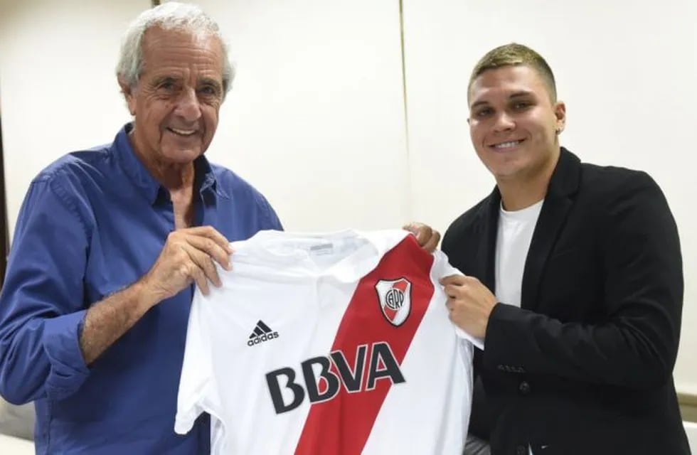 Juan Fernando Quintero firmó con River y ya posó con la remera en el Monumental.