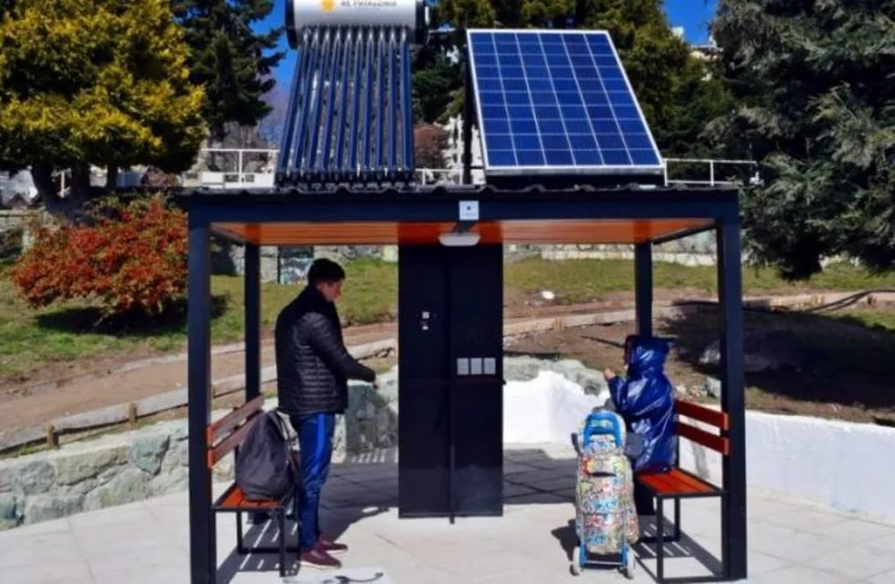 Panel solar para carga de agua caliente y recarga de celulares en la costanera de Bariloche. Gentileza