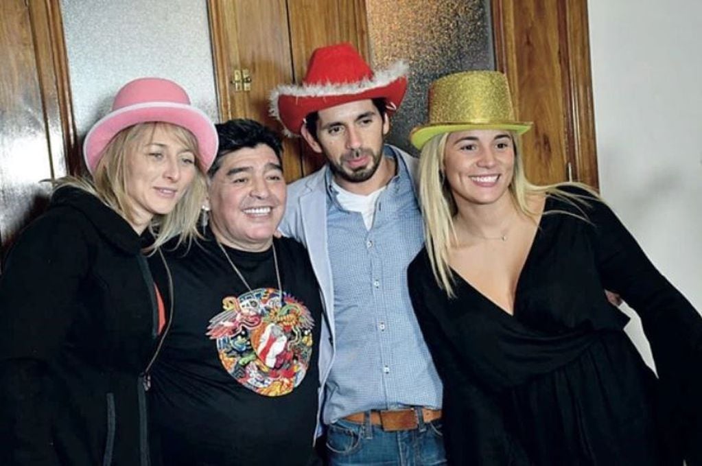 Diego Maradona y Rocío Oliva junto a sus estilistas.