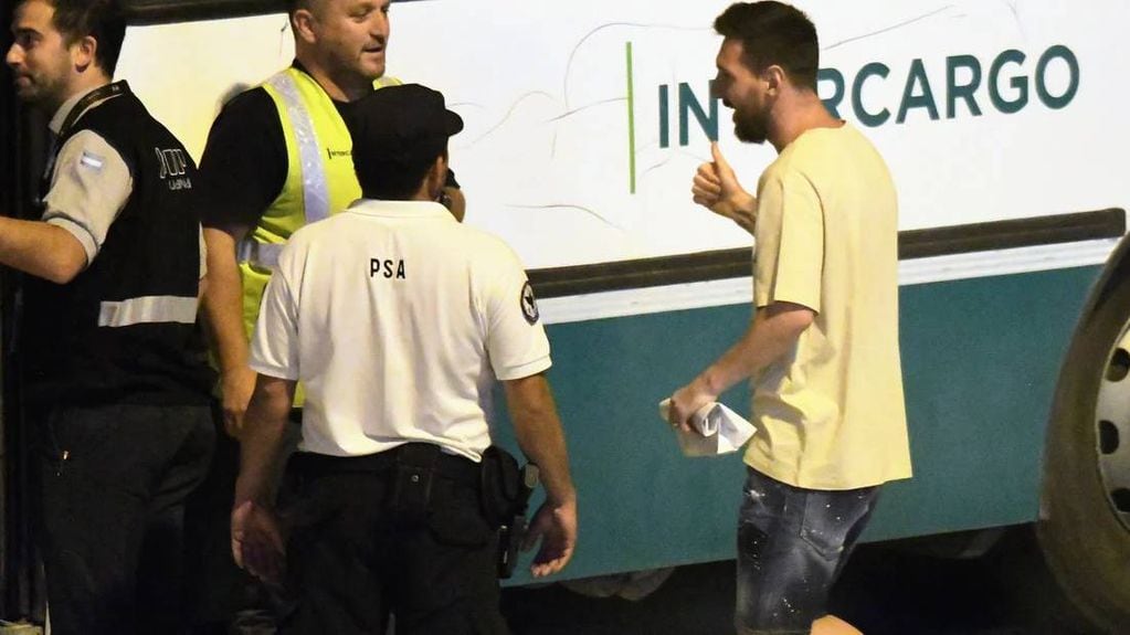 Messi cargó las valijas en compañía del personal Aeropuerto Internacional Rosario (AIR).