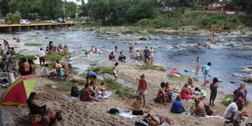Refresco. Ayer, sol y río en el balneario Playas de Oro, en Carlos Paz. (La Voz) 