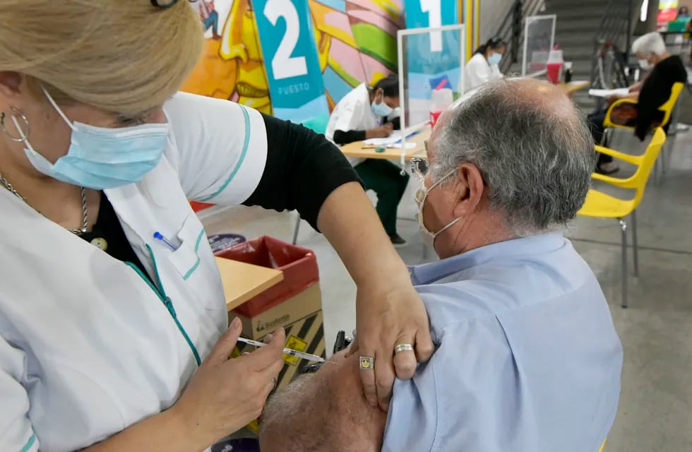 Continua la vacunación con la vacuna rusa Sputnik V, en el vacunatorio de campaña montado en el Julio Le Parc,  a los ancianos de mas de 70 años.