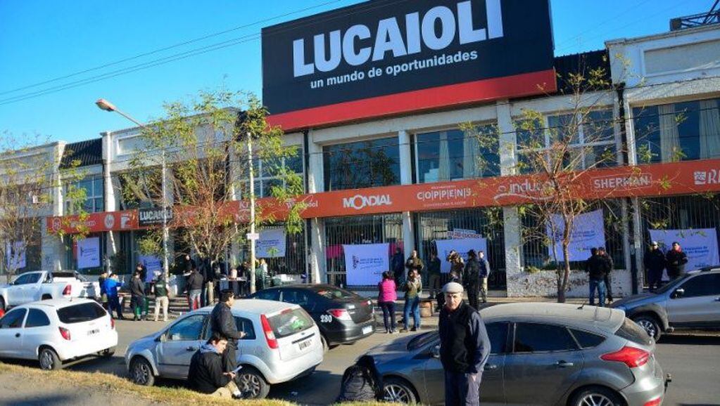 La firma Lucaioli y Saturno Hogar anunció su cierre definitivo en medio de la crisis económica que afronta Argentina.