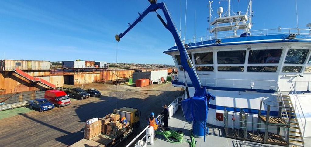 La descarga de la pesca en Malvinas se desarrolla en el muelle de Puerto Argentino.
