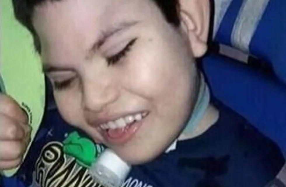 Mateo tiene 8 años, se contagió de coronavirus y padece encefalopatía crónica con parálisis a nivel diafragmático y tráqueo.