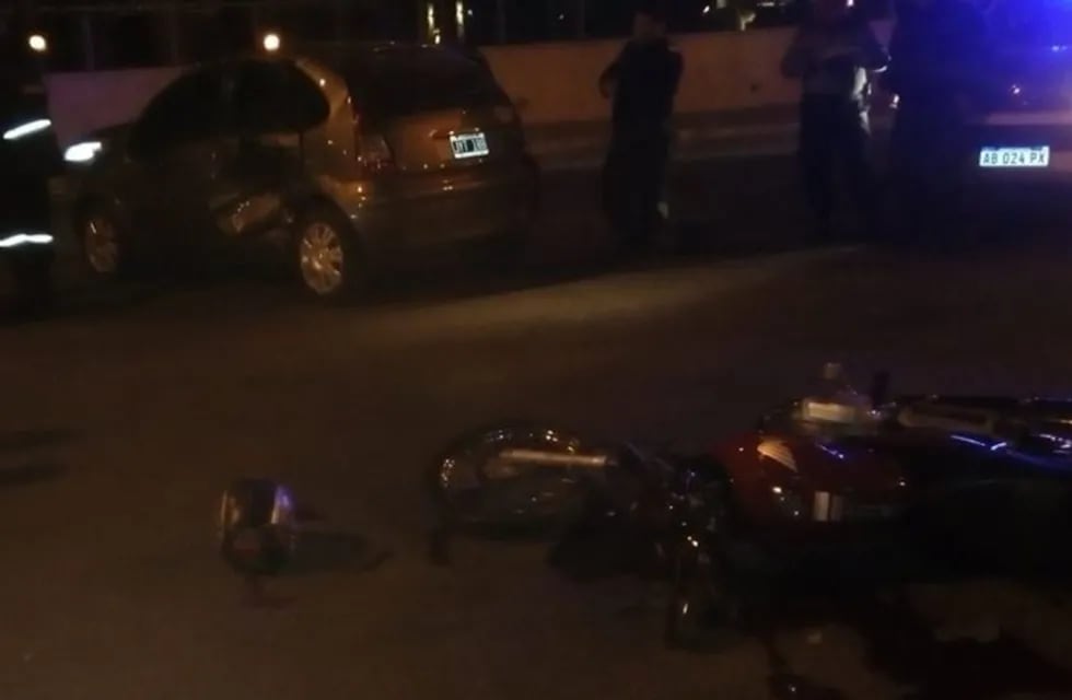 Murió un motociclista tras chocar contra un automóvil en plena Costanera. (Foto: Corrientes Hoy)