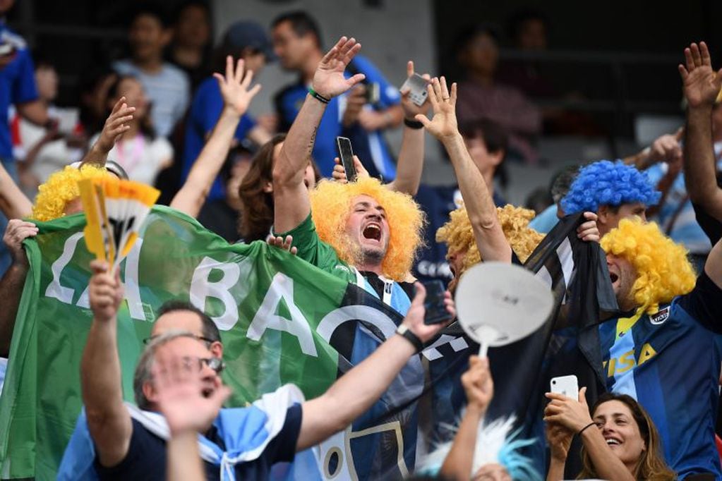 La fiesta en las tribunas del Tokyo Stadium. (Foto: Fracnk Fife / AFP)