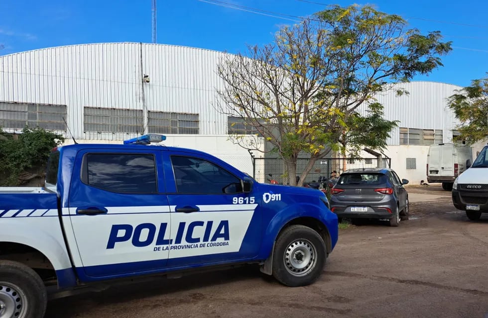 Robo. Ladrones disfrazados de policías robaron en la fábrica de productos de limpieza Dix en Córdoba. (NIcolás Bravo / La Voz)