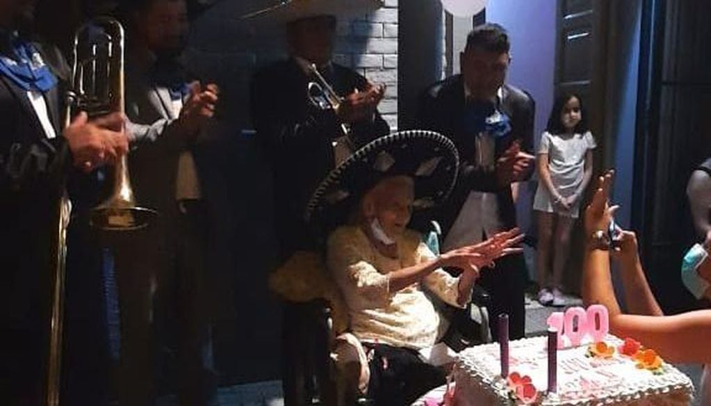 Con Mariachis y todo: Doña Lila cumplió 100 años y pide 30 más (Yamil Salomón)