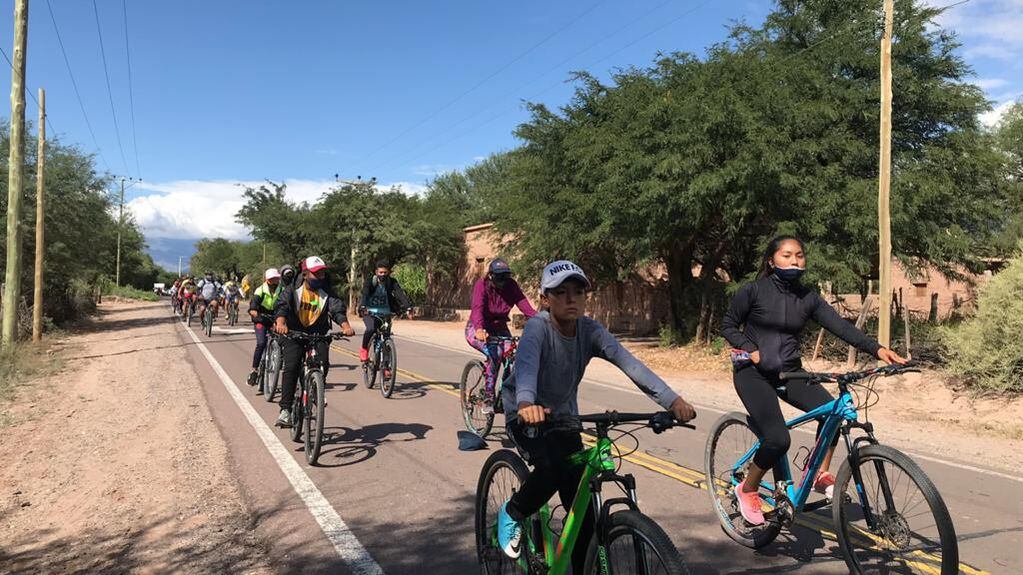 Más de 80 ciclistas participaron de una pedaleada desde la plaza principal de Animaná por ruta 40 hacia San Carlos.
