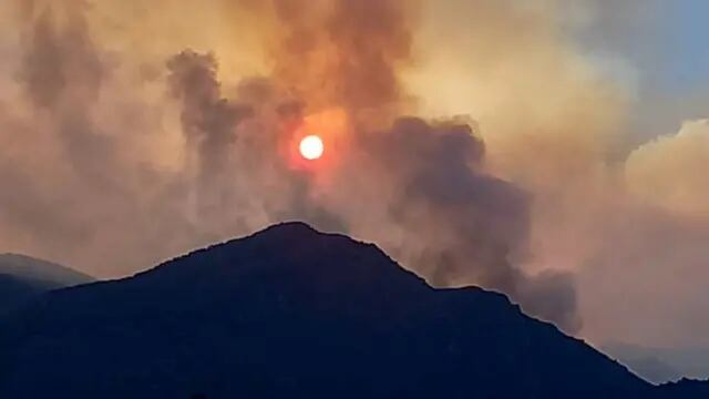 El fuego alcanzó la cumbre del cerro Santa Elena, que divide el lago Steffen del río Manso.