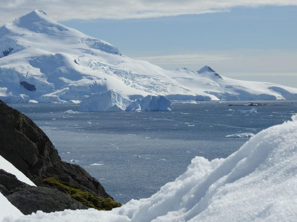 Bahía Paraíso, considerado uno de los lugares más bellos de la Antártida.