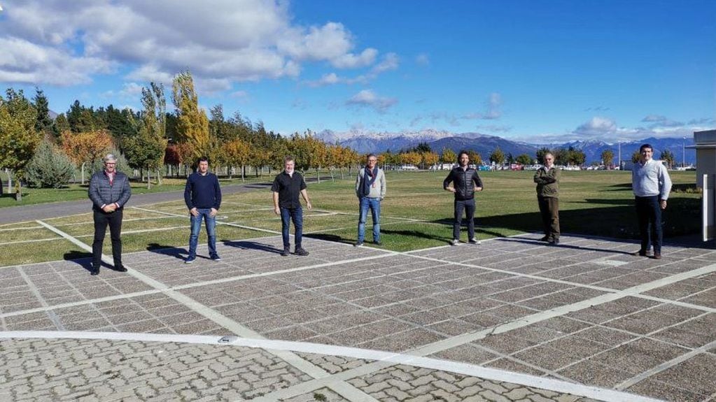 Directivos y técnicos de JEMSE e INVAP que participaron de las reuniones en San Carlos de Bariloche.