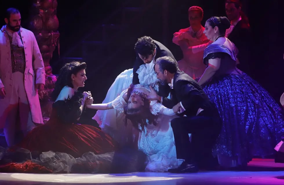 "Drácula, el musical" fue saludada con una ovación en el Teatro del Lago de Villa Carlos Paz. (La Voz/ Yanina Florencia Aguirre)