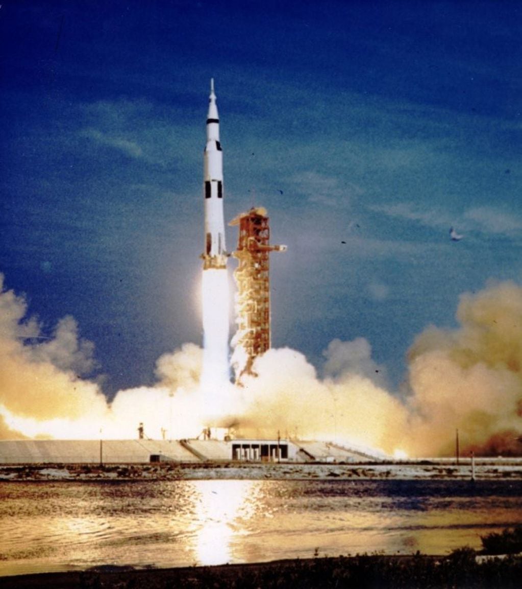 Despegue del cohete Saturno V, desde la plataforma 39A en Florida, el 16 de julio de 1969. Concebido por el alemán Wernher von Braun, el artefacto medía 110 metros de altura y poseía cinco motores capaces de generar 3 millones y medio de kilos de empuje. En la parte superior, iba la cápsula Apolo, con los tres astronautas. El cohete se iba deshaciendo por etapas, hasta que la cápsula quedaba liberada rumbo a la Luna.