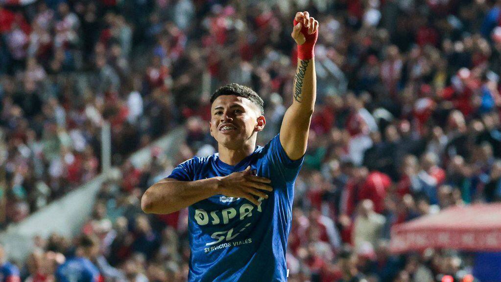 Imanol Machuca celebrando su gol en la victoria de Unión ante Independiente.