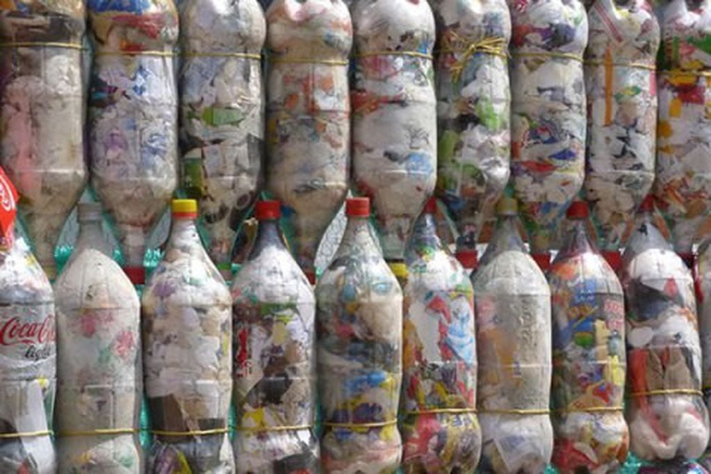 Ecobotellas: botellas "PET" limpias y secas rellenadas con bolsas de nylon, envoltorios de alimentos (de golosinas, paquetes de galletitas, snacks, fideos, etc.), entre otros elementos.