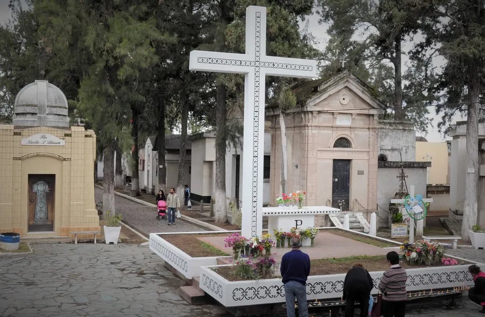 La cruz mayor del Cementerio El Salvador, punto donde se oficia las misas para los fieles difuntos en su día.