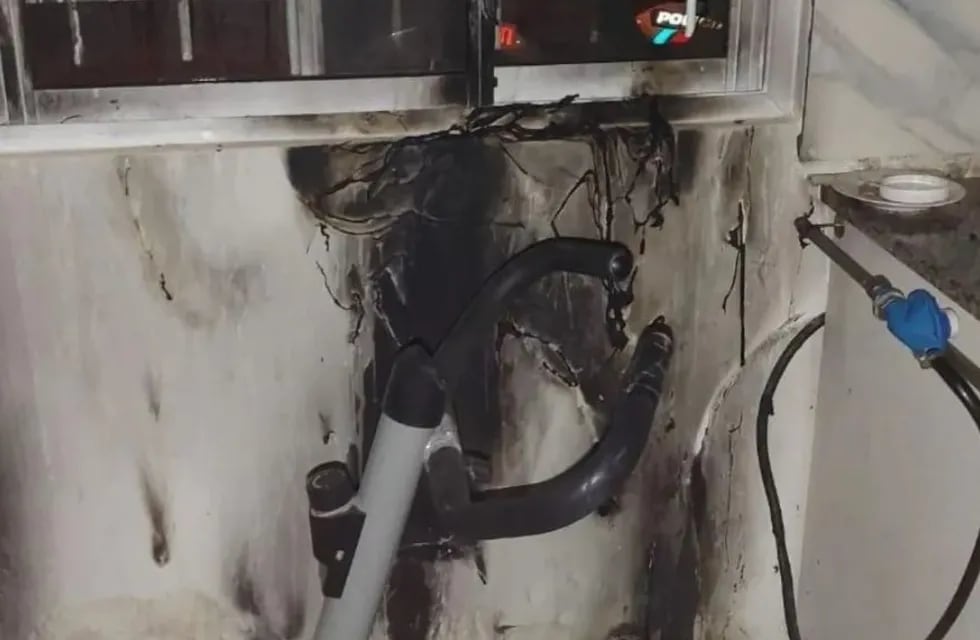 Incendio en una casa en San Juan. La víctima, una anciano ciego de 90 años, fue rescatado por los vecinos. El fuego se originó en la conexión de un aire acondicionado.
