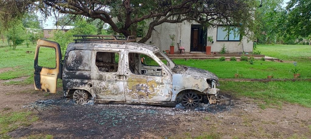 El vehículo y la casa atacada en Villa Quillinzo. (Gentileza)