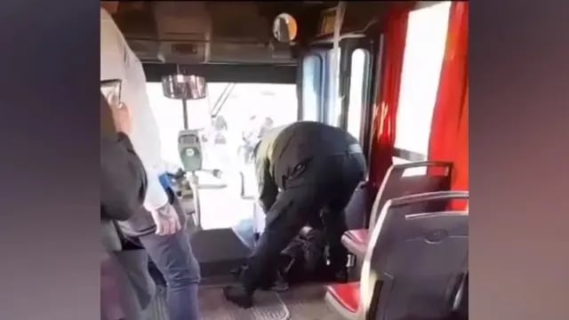 Posadas: chofer junto a pasajeros de un colectivo logran frustrar un robo y detener al ladrón
