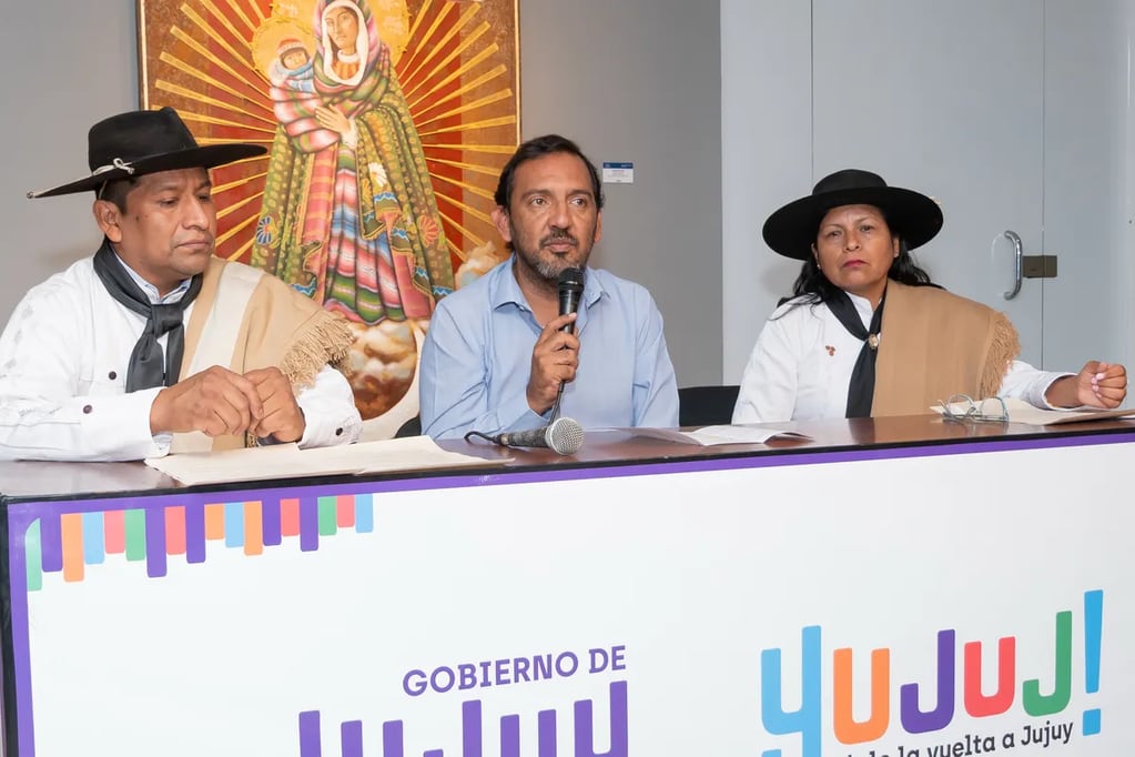 Ángel Quipildor, Luis Medina Zar y Edith Machaca, en la presentación de la programación de la Fiesta Provincial y Nacional de la Tradición a realizarse en Jujuy este mes.