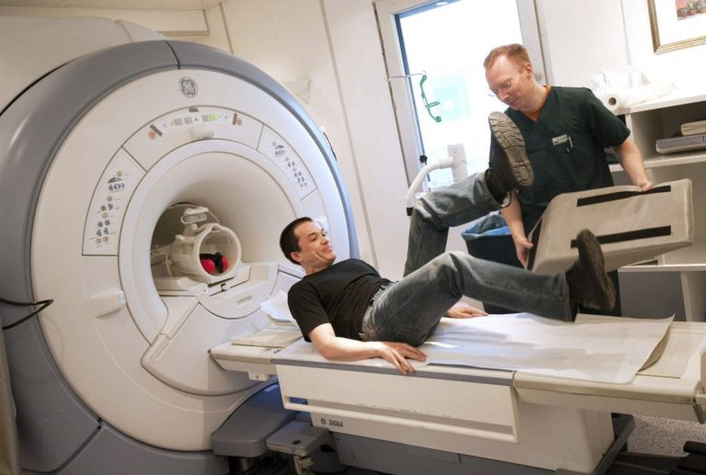 Un técnico de laboratorio prepara al voluntario ruso Sukhrob Kamolov  para una tomografía por resonancia magnética (MRT) en el Hospital Universitario Grosshadern en Munich, Alemania, (EPA/ANDREAS GEBERT )