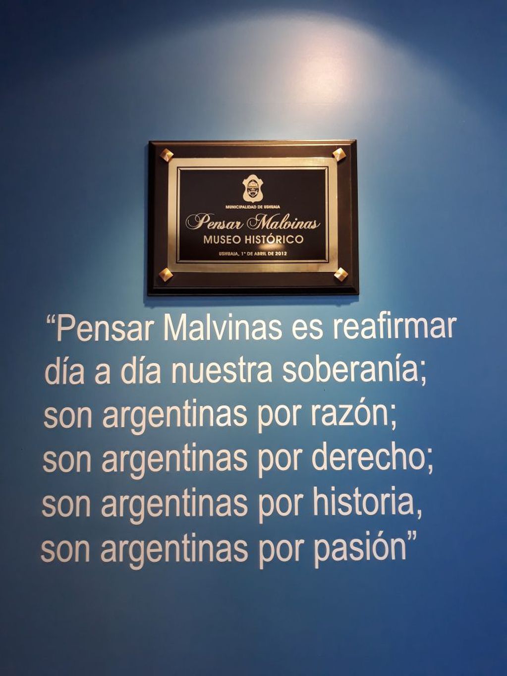 Placa en la entrada del Museo "Pensar Malvinas" reafirma el sentir malvinero y el ofrcimiento del mismo ante la pandemia representa también el sentir de ayudar a los argentinos desde este lugar.