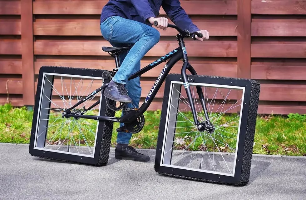 El ingeniero ucraniano, Sergii Gordieiev, es el creador de la nueva bicicleta con ruedas cuadradas.