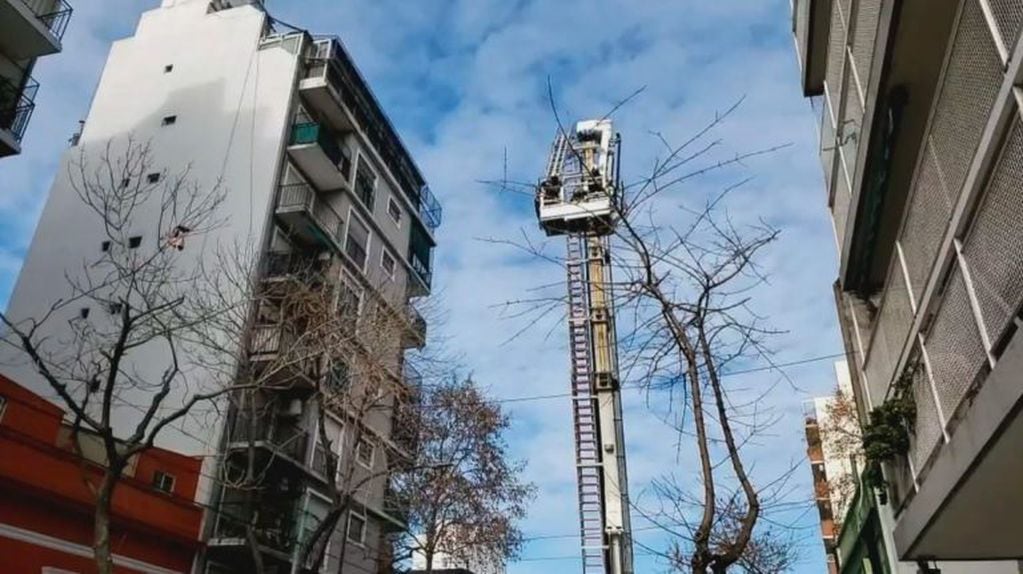 Incendio en un edificio de Almagro: rescataron a cinco personas atrapadas. (Captura TN)