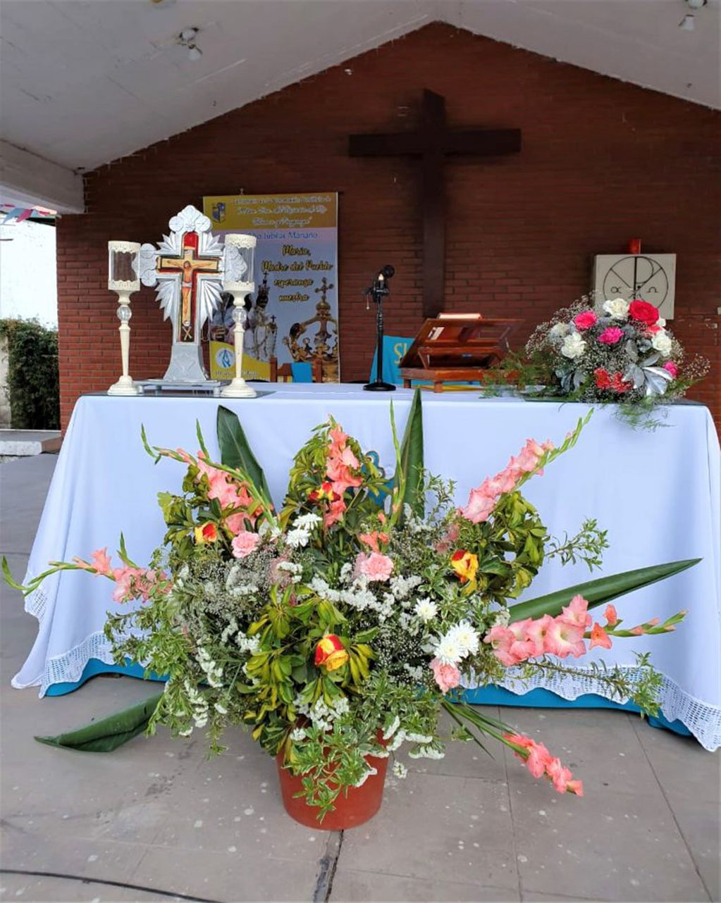 El altar bellamente dispuesto para la celebración de las misas, este domingo en el santuario de Río Blanco.