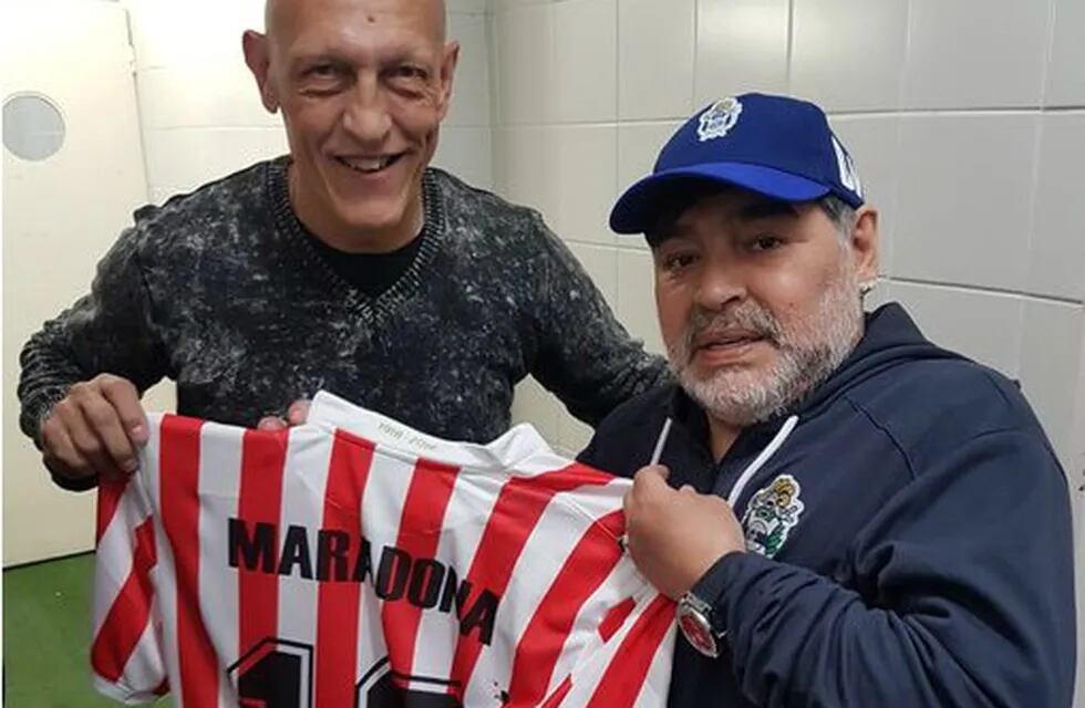 Diego Maradona recibió la camiseta de Instituto de manos del Cocayo Dertycia.