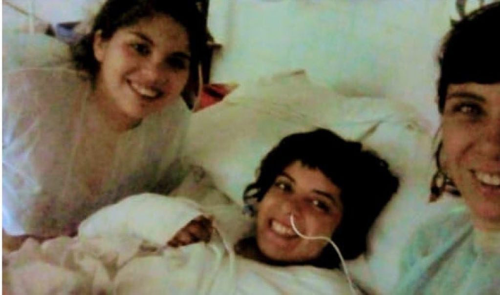 Guillermina Massolo y su madre Tania mostraron cómo se encuentra "Berni" en el centro de salud de la capital. (Facebook)