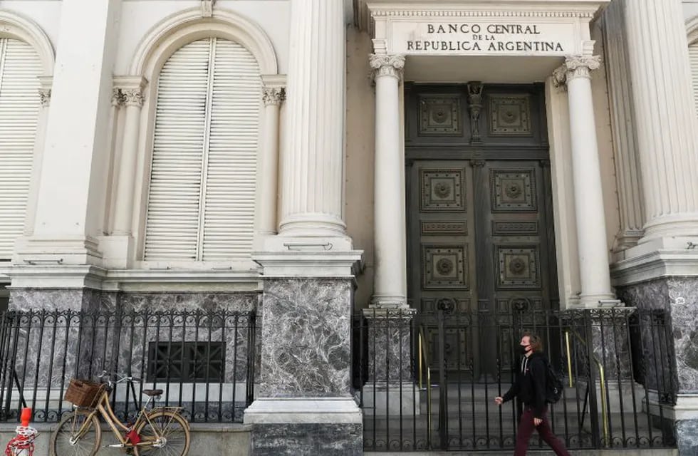 A man walks past Argentina's Central Bank, in downtown Buenos Aires, Argentina September 16, 2020. REUTERS/Agustin Marcarian  banco central frente