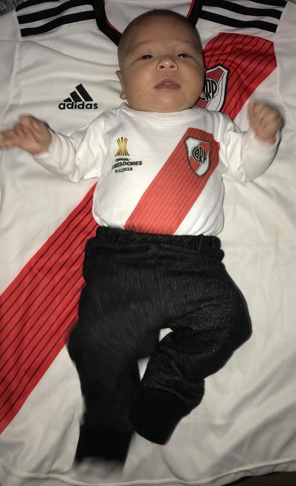 Juanfer vestido para el nuevo festejo de su equipo en la Copa Argentina. Faltan los botines y ¡¡¡a la cancha!!!: (Familia Almonacid y Enríquez)