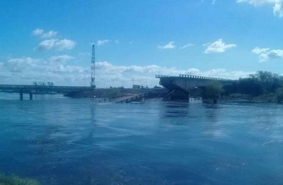 Se desprendió una parte del puente colapsado sobre el arroyo Guazú. (Foto: Corrientes Hoy)